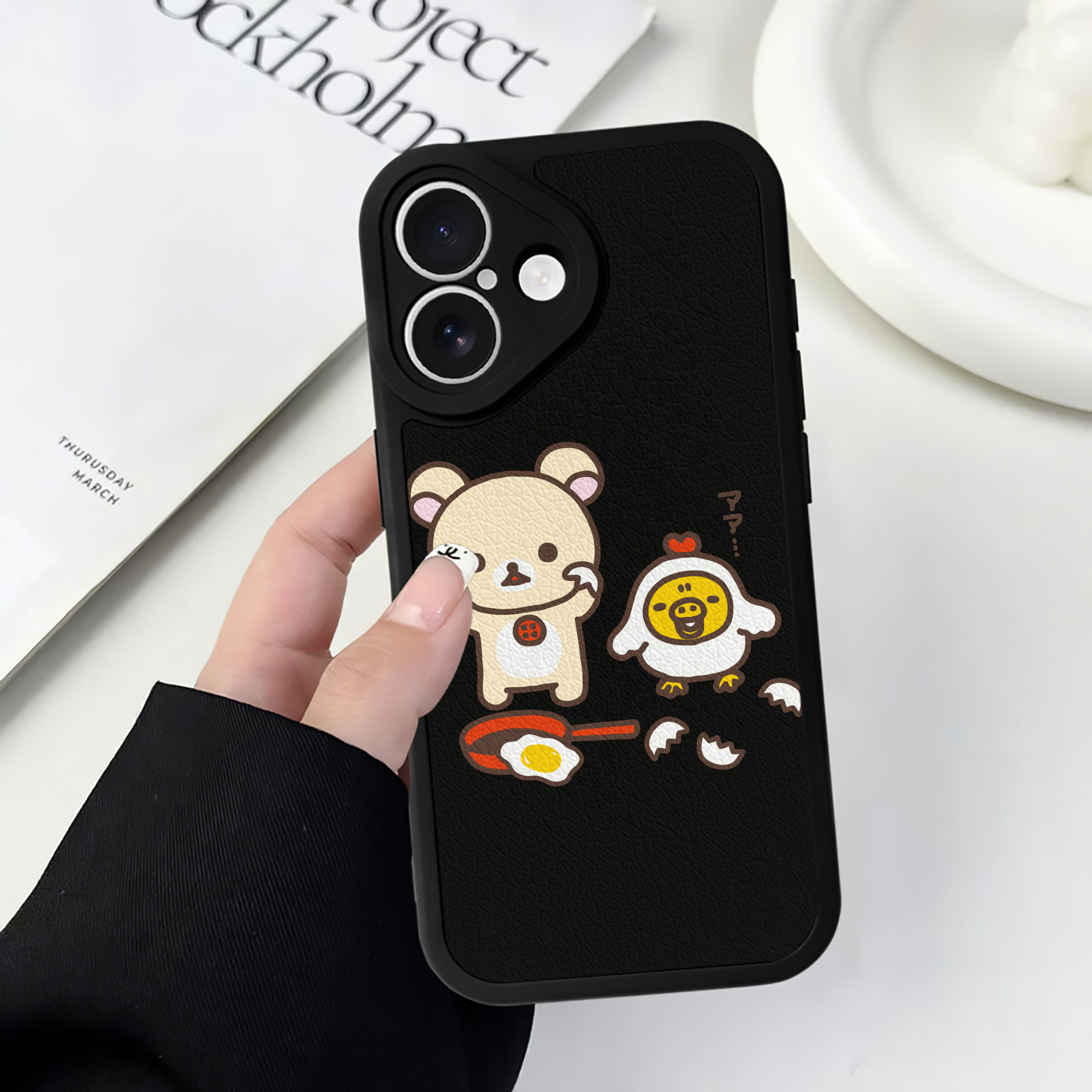 （画像用） リラックマ リラックマ キイロイトリ Rilakkuma Korilakkuma Kiiroitori 【iPhone 16シリーズ対応】シリコンスマホケース（レザー調） 材質：シリコン